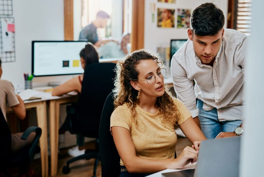 Personas realizando estrategias de link building