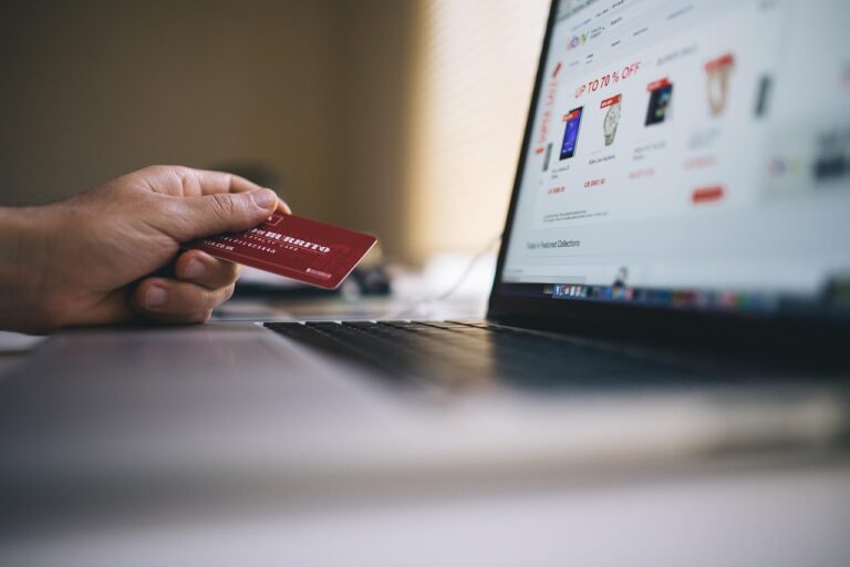 Pantalla de laptop mostrando una tienda en línea optimizada para compras rápidas